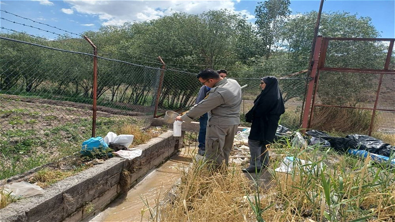 انجام نمونه‌برداری از پساب خروجی کارخانه آبمیوه نوشینه خوی